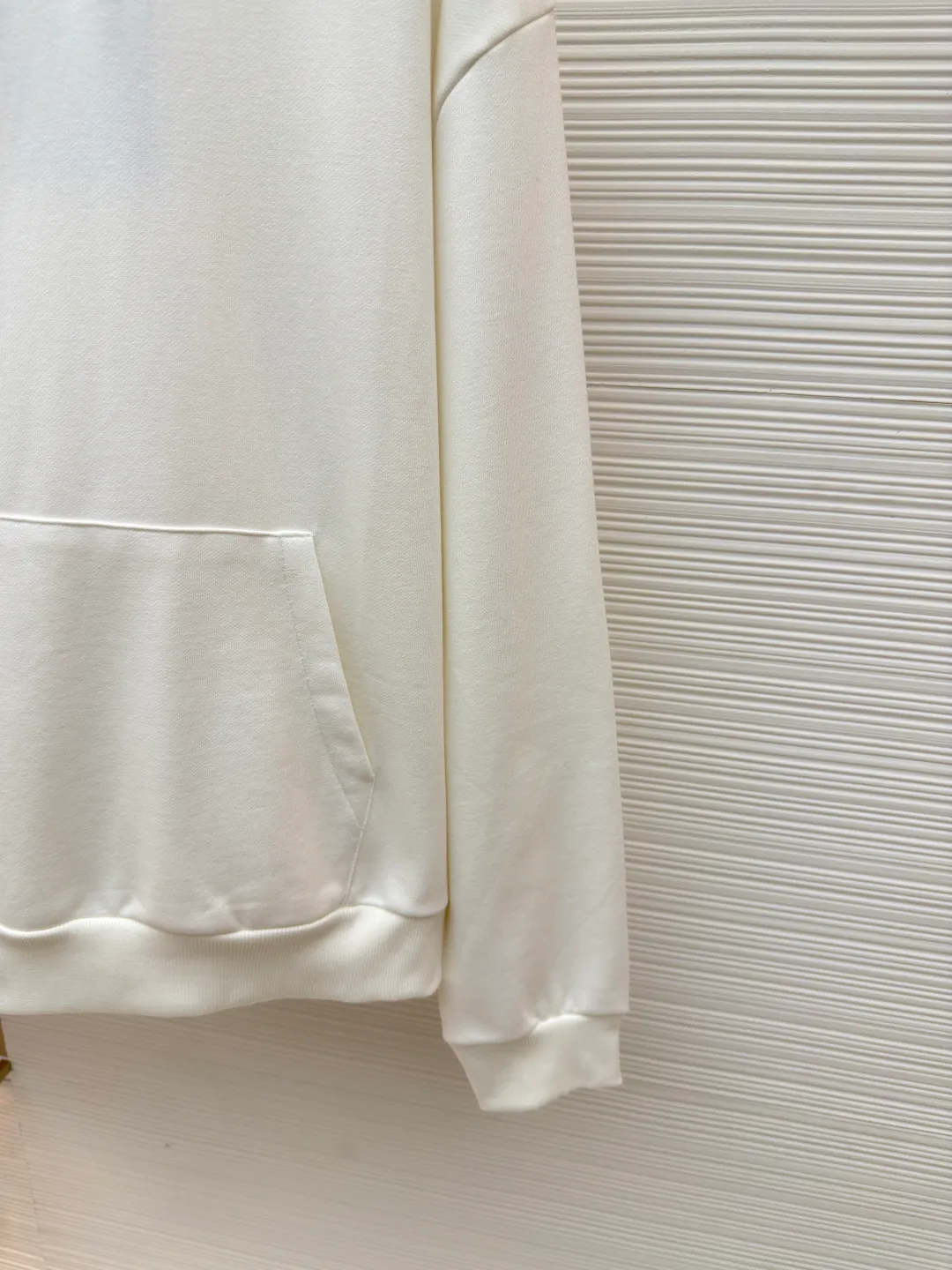 LOUIS VUITTON logo embossed hoodie ●Authentic product: 9300 purchase and development ●Item number: 1680242-A70 ●Fabric: pure cotton sweatshirt velvet fabric ●Technology: embossed production ●Version: fitted version ●Weight: about 780 grams ●Size: S-M-L-XL ●Description: Customized original white cloud-like skin-friendly pure cotton sweatshirt velvet, dressed in pure white, which is a symbol of purity and elegance The iconic LV logo is embossed at the bottom of the collar. The slightly raised texture is enough to highlight the noble status of the wearer. It is simple yet elegant and has a hidden luxury charm. It shines in the details. Enjoy the new luxury fashion. The infrared rays of imported special machines are used to locate the "LV Logo" to achieve a more accurate position and secure the stone. Stamping and filling technology is used to make a 1:1 size/pattern mold according to the original version, and then stamped at low temperature. After molding, it is filled with foam cotton with good cushioning performance and sealed using a hot melt glue gun. The texture is fine and the shape is full, which enhances the visual impact. The workmanship is complicated and cumbersome. Adopt imported machine embroidery technology, use advanced computer control systems and precision mechanical components to achieve LV logo outline embroidery operations with high precision. The lines are smooth and delicate, and the fabrics have been washed. It has a better hand feel and texture, is not easy to deform, is not easy to shrink, is not easy to fade, and maintains long-term beauty. The overall wiring is straight and delicate, the fabric is comfortable and soft, and the color is consistent without color difference. It can be matched with the same style to create a fashionable look and control various occasions. Customized accessories, complete with three standards, same style for men and women!
